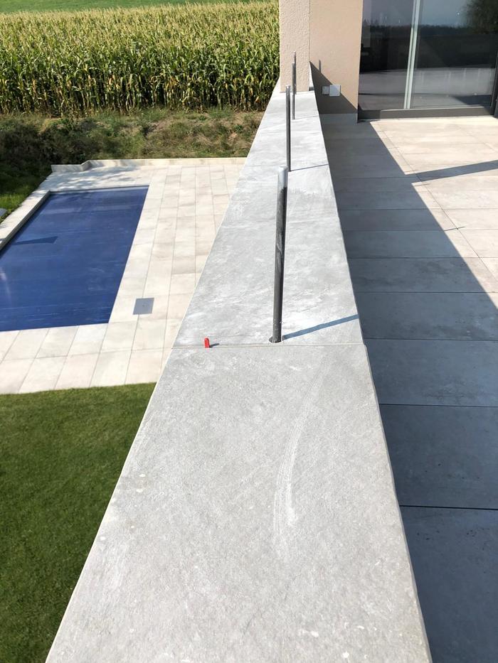 Fertig verkleidete Attika-Mauer mit Poolblick