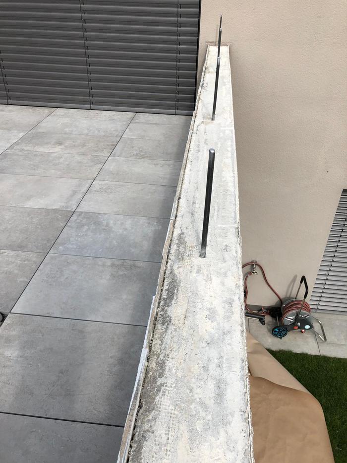 Attika-Mauer im Rohzustand vor der Verkleidung, mit Bewehrungseisen für das Geländer