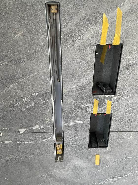 Nischen für Ablage und Unterputz-Armatur, exakt in die Platten eingepasst