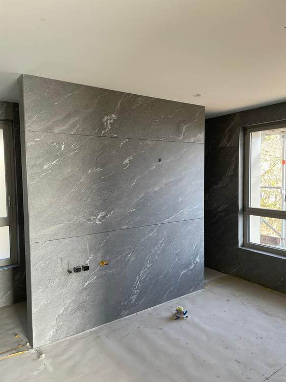 Trennwand für die Badewanne, fertig verlegt vor der Montage der Armaturen