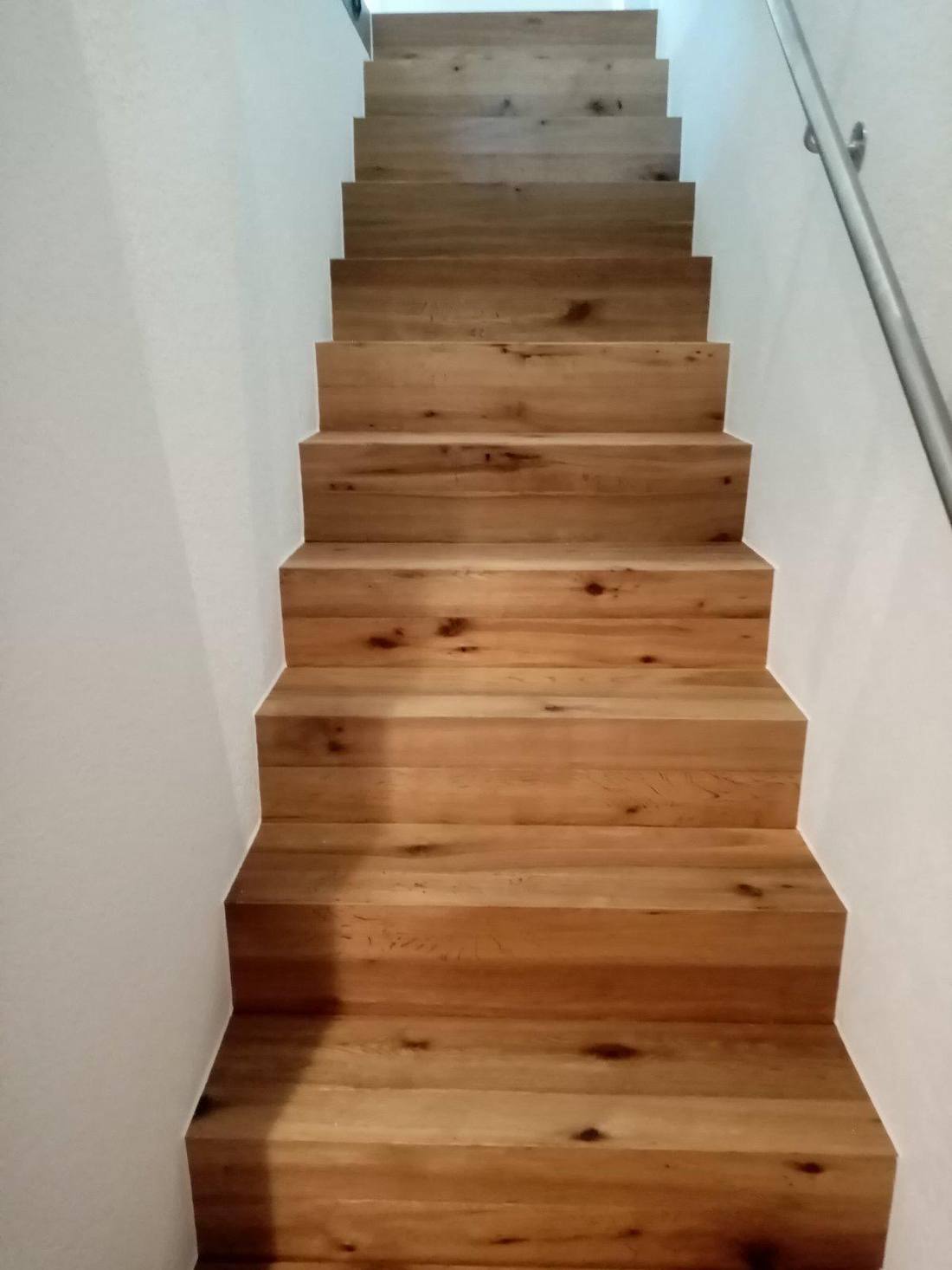 Massivholztreppe, durchgehend mit demselben Parkett belegt
