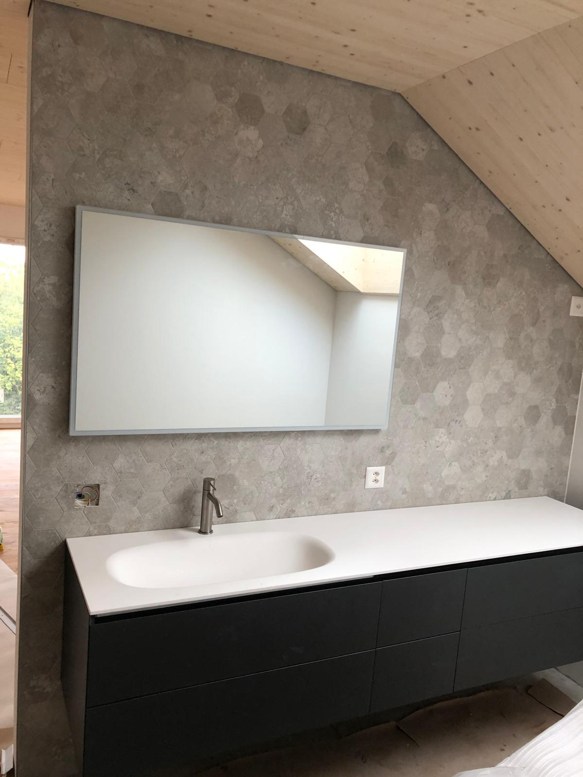 Waschtisch unter der Dachschräge mit sechseckigem Mosaik in Naturstein-Optik